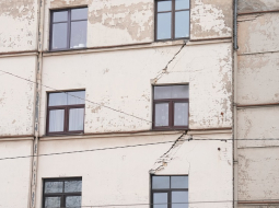 Ēka Krišjāņa Valdemāra ielā, no kuras plaisu dēļ evakuēti cilvēki. Foto - Edijs Pālens, LETA