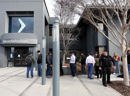 Noguldītāji pie Silicon Valley Bank galvenā biroja Santaklērā Kalifornijā trīs dienas pēc bankas sabrukuma.
Foto — Scanpix
