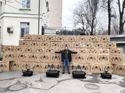 Serhijs Pritula ar Ukrainas armijai iepirktajiem droniem.
Foto no personīgā arhīva