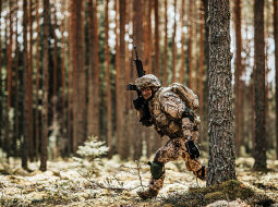 Jauno karavīru militārās pamatmācības kursos Alūksnē.
Foto — Armīns Janiks, Aizsardzības ministrija