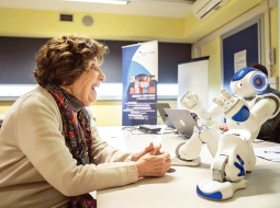 85 gadus vecā Bona Poli sarunājas ar robotu Nao.
Foto — The New York Times