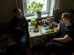 Staņislavs Tokalovs savas vecmāmiņas virtuvē kopā ar patēvu Raulu.
Foto — Ieva Salmane