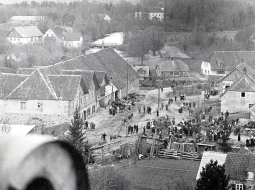 Straupes centrs ap 1930. gadu. Kreisajā pusē – Kalnakrogs. Foto no Cēsu muzeja krājuma