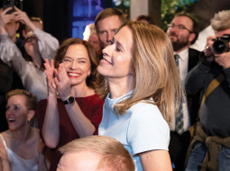 Igaunijas premjerministre un Reformu partijas līdere Kaja Kallasa brīdī, kad tiek paziņoti e-balsošanas rezultāti. No 64% balsstiesīgo, kas piedalījās vēlēšanās, vairāk nekā puse izmantoja iespēju balsot elektroniski.
Foto — Scanpix