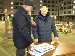 Nedēļas nogalē Krievijas prezidents Vladimirs Putins ieradās iepriekš neizziņotā vizītē okupētajā Krimā un Mariupolē — tas notika tikai dažas dienas pēc Mariupoles teātra sabombardēšanas gadadienas. Šīs traģēdijas vietu, kur dzīvību varētu būt zaudējuši 600 civiliedzīvotāji, Putins neapmeklēja, bet tā vietā viņam tika izrādīts kāds atjaunots pilsētas paraugkvartāls.
Foto — Scanpix