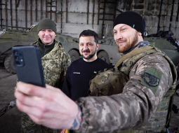 Lai uzmundrinātu un apbalvotu karavīrus, Ukrainas prezidents Volodimirs Zelenskis gan pagājušajā, gan šajā nedēļā apmeklēja frontes līniju valsts austrumos un dienvidos.
Foto — Scanpix