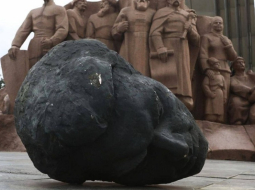 Dekomunizācija un derusifikācija Ukrainā nozīmē arī atbrīvošanos no padomju okupācijas varas uzspiestiem pieminekļiem.