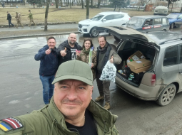 Latvijas komanda kopā ar Ukrainas armijas izlūkošanas komandieri, saņemot humāno palīdzību. Priekšplānā - raksta autors. Foto no personīgā arhīva