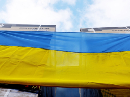 Ukrainas karogs pasākumā, kurā iniciatīvas autori informē par palīdzības kravu, ko nosūtīs uz Ļvivu Ukrainā. Foto - Lita Millere, LETA