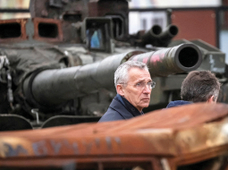 NATO ģenerālsekretārs Jenss Stoltenbergs pagājušajā nedēļā ieradās iepriekš neizziņotā vizītē Kijivā un apliecināja, ka alianse ir gatava atbalstīt Ukrainu tik ilgi, cik būs nepieciešams, lai izcīnītu uzvaru karā. Turklāt NATO tikšanās laikā Vācijā, Ramšteinā, pagājušajā piektdienā, visi sabiedrotie esot vienojušies, ka Ukraina kļūs par alianses dalībvalsti, teica Stoltenbergs. Attēlā: NATO vadītājs pie Kijivas centrā izstādītās iznīcinātās Krievijas armijas kara tehnikas.
Foto — Scanpix