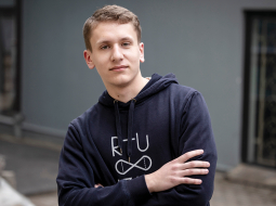 «Nākotne var būt dažāda — vari palīdzēt veidot rīkus citiem vai, ja tev ir laba ideja, izveidot savu uzņēmumu vienā dienā. Es nezinu, kas būs pēc 10 gadiem, — varbūt strādāšu ar MI, bet varbūt būs kaut kas pavisam jauns,» saka Adrians Slics.
Foto — Ieva Salmane