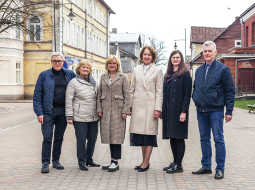 Galvenie cilvēki, kas veicinājuši Kuldīgas ceļu uz UNESCO: Edgars Zalāns (no kreisās), Anita Orniņa, Diāna Zalāne, Inga Bērziņa, Jana Jākobsone un Aldis Orniņš.
Foto — Jēkabs Krūmiņš, Kurzemnieks