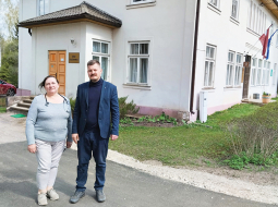 «Gaidām ģimenes ārstu!» saka Kārķu un Ērģemes pagasta pārvaldnieks Pēteris Pētersons. Viņam pievienojas feldšere Sandra Strazdiņa