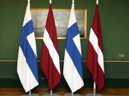 Latvijas un Somijas karogi Rīgas pilī. Foto - Lita Millere, LETA
