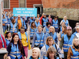Latvijas Izglītības un zinātnes darbinieku arodbiedrības rīkotais pedagogu un mediķu protesta gājiens Rīgā. Foto - Evija Trifanova, LETA