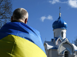 Vīrietis ar Ukrainas karogu. Foto - Ivars Soikāns, LETA