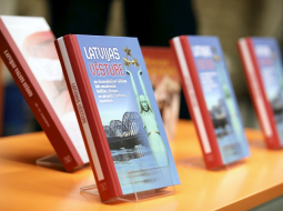 Vēsturnieka un pedagoga Valda Klišāna grāmata "Latvijas vēsture no vissenākajiem laikiem līdz mūsdienām Baltijas, Eiropas un pasaules vēstures kontekstā". Foto - Ieva Leiniša, LETA