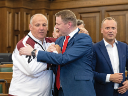 Raimonds Bergmanis (no kreisās), Edvards Smiltēns un Edgars Tavars (visi no Apvienotā saraksta) 27. maija Saeimas nakts sēdē.
Foto — Saeima