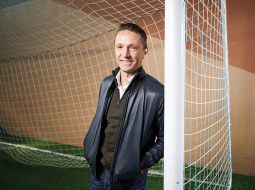 «Uz laukuma, kā mēs tiesneši sakām, ir kā pirtī — visi ir vienādi pliki,» saka futbola tiesnesis Andris Treimanis par dzelteno kartīti, kuru nesen parādīja savam vienaudzim futbola superzvaigznei Krištianu Ronaldu.
Foto — Edmunds Brencis