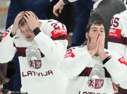 Aizsargs Oskars Cibuļskis un izlases kapteinis, uzbrucējs Kaspars Daugaviņš pēc fināla svilpes spēlē par bronzas medaļām.
Foto — Edijs Pālens, LETA