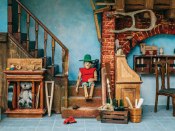 Pinokio istaba prasījusi samērā daudz laika. Edgars veidojis gan miniatūrus kokgriešanas instrumentus, gan pats koka puisēns ticis atbilstoši sastiprināts no smalkām detaļām.
Foto — Jana Briede
