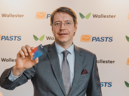 Mārcis Vilcāns ar "Latvijas Pasta" jauno VISA maksājumu karti. Publicitātes foto