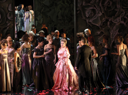 Jūlijas Vasiļjevas Adriāna Lekuvrēra (centrā) ir zvaigzne un izrādes dārgums. Ne dīva, bet jauna, nepieredzējusi meitene, kuru talants ir uznesis augstumos, kur viņai ir vientulīgi un auksti.
Foto — Agnese Zeltiņa