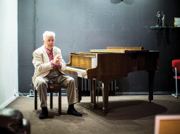 Raimonds Pauls savā darba telpā Latvijas Radio ēkā — viņa «midzenis», celle un radošā laboratorija.
Foto — Alar Truu, Õhtuleht