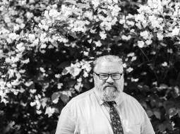 «Mani stāstījumi par latviešu literatūru viegli ir vēruši durvis uz dailes un zinātnes diženām pilīm visā pasaulē. Ir viegli nodarboties ar to, kas pacilā un iedvesmo,» atzīst literatūrzinātnieks Ojārs Lāms. 
Foto — Kristaps Kalns