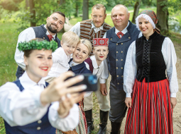 Ivitas saime. No kreisās: meita Nikija, vīrs Arnis, mazdēls Reinis, Ivita, znots Oskars, meita Eva, māsasvīrs Druvis un māsa Arnita.
Foto — Reinis Hofmanis