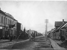 Ebreju tirgotāju un amatnieku mītnes Rīgas ielā Krustpilī 20. gadsimta 20. gados daudz neatšķīrās no gadsimta sākuma ainavas. 
Fotogrāfs nezināms. Jēkabpils Vēstures muzeja krājums