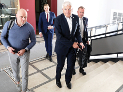 Apvienotā saraksta Saeimas deputāts Andris Kulbergs (no kreisās), deputāts Jānis Dombrava (Nacionālā apvienība), Apvienotā saraksts pārstāvis, Liepājas partijas priekšsēdētājs Uldis Sesks un Apvienotā saraksta valdes līdzpriekšsēdētājs, Saeimas deputāts Edgars Tavars ierodas uz valdošās koalīcijas partiju sadarbības sanāksmi Ministru kabinetā 5 .jūnijā.
Foto — LETA