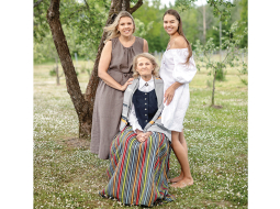 Pārsla Šlēgelmilha ar meitām Nelliju (pa kreisi) un Sibillu.
Foto — Reinis Hofmanis