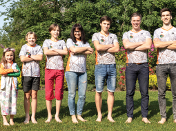 Janovu ģimene: Klēra (pa kreisi),  Timotejs, Sebastians, Karīna, Paulis, Valdis un Jēkabs.
Foto — Ieva Salmane