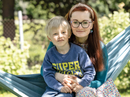 Sigvards Petrāns ar mammu Līgu.
Foto — Ieva Salmane