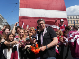 Latvijas hokeja izlases sagaidīšana pie Brīvības pieminekļa. Centrā - izlases treneris Harijs Vītoliņš. Foto - Edijs Pālens, LETA