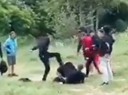 Jūnija sākumā sociālajos tīklos izplatījās video, kurā redzams kautiņš Dienvidu fortos Liepājā. Tagad zināms, ka pusaudži fiziski izrēķinājās ar diviem bezpajumtniekiem, kas viņus pirms tam esot mutiski aizskāruši. Viņi uzbruka arī vienam no savējiem, kas gribēja uzbrukumu pārtraukt. Policija visus iesaistītos ir noskaidrojusi