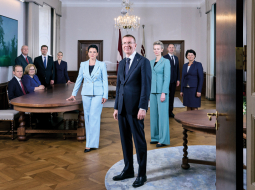 No kreisās:   Aivars Puriņš, Jānis Kažociņš, Dace Pelēkā, 
Edvīns Severs, Irēna Emīlia Švilpe, Gunda Reire, Edgars Rinkēvičs, Kristīne Līce, Mārtiņš Drēģeris un Inese Liepiņa. Foto – Gatis Rozenfelds
