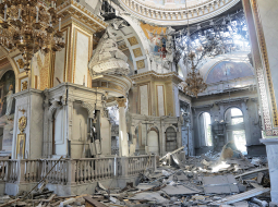 Krievijas raķetes trieciena postījumi Apskaidrošanās katedrālē Odesas vēsturiskajā centrā.
Foto — Scanpix
