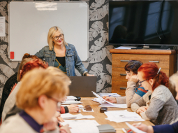 Latviešu valodas mācības profesionālās tālākizglītības iestādē PURE Academy šā gada sākumā. Nodarbību vada Sabīne Dombrovska. FOTO — Edgars Pohevičs, no Ir arhīva