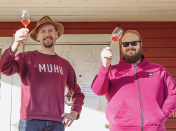 Raidieraksta Ielej!  līdzautors Martins Hansons ciemos pie vīndara Pekes Eloranta Muhu salā. Foto – Vala väljat!