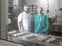 No labās: Kaspars Jankovskis, Latvijas pārtikas ražotājs līdzīpašnieks, un Eduards Beļinskis, ražošanas nodaļas vadītājs. Foto – Reinis Hofmanis