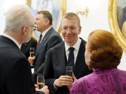 Jaunais Valsts prezidents Edgars Rinkēvičs saņem apsveikumus no eksprezidentiem Vairas Vīķes-Freibergas un Egila Levita. Foto: Ieva Leiniša, LETA