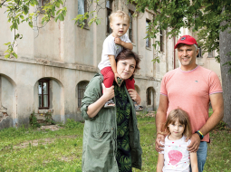 Pils īpašnieki pie pašu izveidotās taciņas starp pili un Svētes upi: Artūrs Blumfelds, Mārīte Bahromkina un viņu bērni Alise un Ernests.
Foto — Ieva Salmane