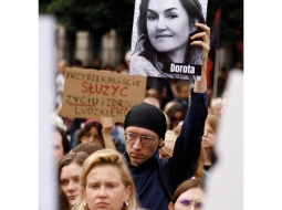 Protestētājs Varšavā tur plakātu ar Dorotas Lalikas portretu — 33 gadus vecā sieviete maijā nomira piektajā grūtniecības mēnesī, jo ārsti viņu nebrīdināja, ka grūtniecība apdraud viņas pašas veselību. Konservatīvā Polijas valdība ir pieņēmusi stingrus abortu ierobežojumus. Foto – Scanpix