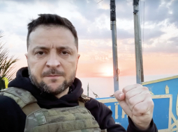 Ukrainas prezidents Volodimirs Zelenskis sestdien, 500. dienā kopš Krievijas iebrukuma Ukrainā, apmeklēja Čūsku salu, kuras aizstāvji pērn 24. februārī atteicās padoties krievu kuģim. Foto – Scanpix
