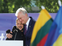 Ukrainas prezidents Volodimirs Zelenskis un Lietuvas prezidents Gitans Nausēda NATO samita laikā pasākumā vienā no Viļnas skvēriem 11. jūlijā. Foto – Scanpix