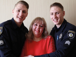 Policisti Jurijs un Oleksandrs Popenko ar mammu Irinu. Foto – Scanpix