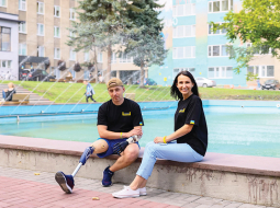 Irina Zaslaveca ar kādu no pacientiem Nacionālajā rehabilitācijas centrā Unbroken Ļvivā.
Foto no personīgā arhīva