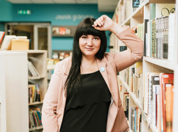 «Esmu lepna, ka strādāju Olaines 1. vidusskolā,» saka Viktorija. Mūsu intervijai viņa sarunājusi vietu, kurā jūtas kā mājās, — skolas bibliotēku.
Foto — Arita Strode-Kļaviņa